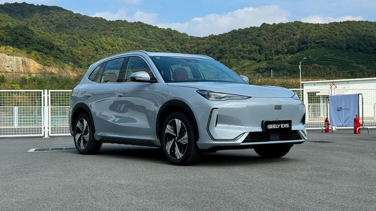 Geely EX5 màu bạc hợp mệnh Kim