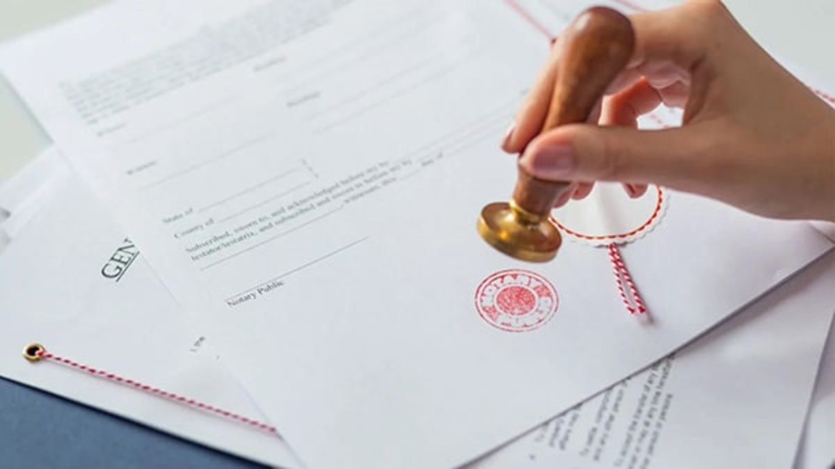 Phí công chứng hợp đồng mua bán xe ô tô là chi phí dịch vụ pháp lý, không phải phí thuế